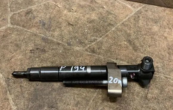 Mercedes-Benz C W204 Fuel injector A6510704987