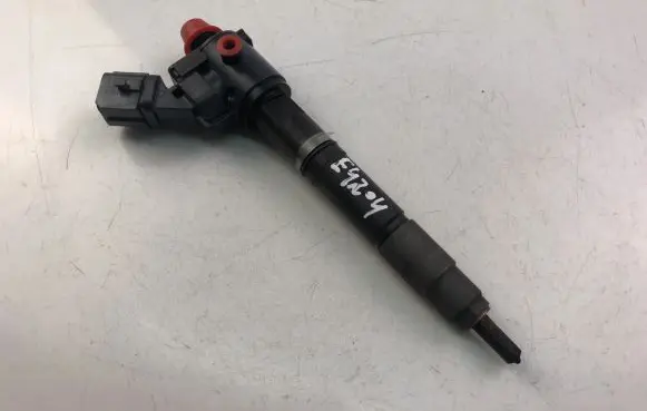 Volvo V70 Fuel injector 31405404