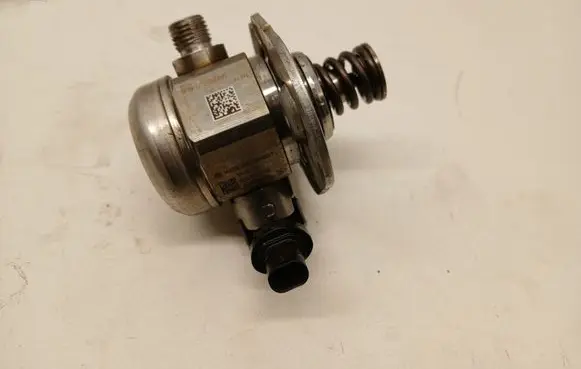 BMW 5 G30 G31 G38 Fuel injection high pressure pump 8601015 13518601015 0261520374