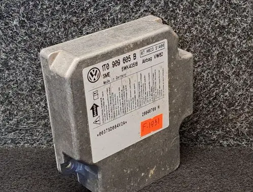 Volkswagen Touran I Airbag control unit/module 1T0909605B