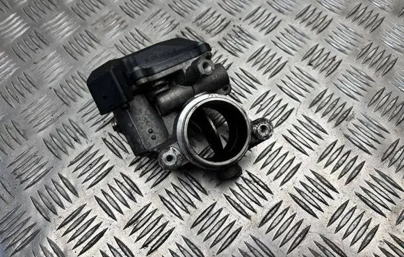 Volkswagen PASSAT B8 Throttle valve 04L128063T
