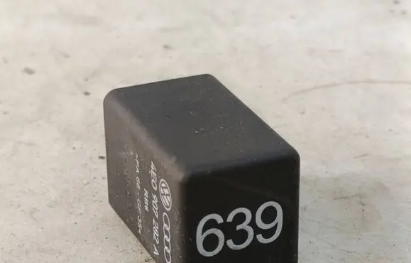 Audi A4 S4 B7 8E 8H Glow plug pre-heat relay 0281003029
