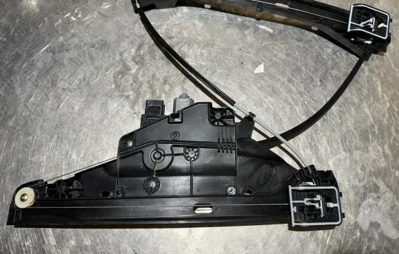 Citroen C4 III e-C4 Front door window regulator with motor 9832841580