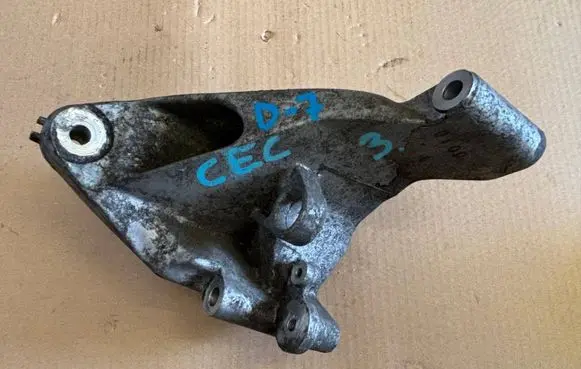 Engine mounting bracket