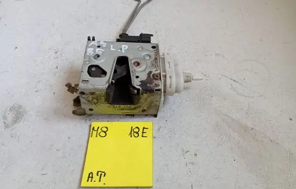Audi A4 S4 B5 8D Front door lock 8D1837015F