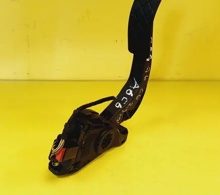 Accelerator throttle pedal