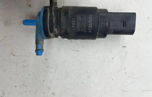 Volkswagen PASSAT B6 Windscreen/windshield washer pump 0290014