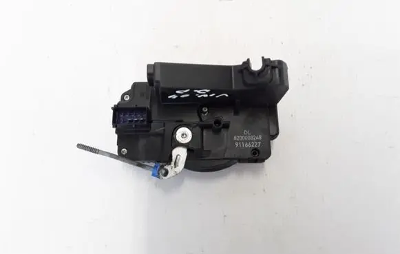 Opel Vivaro Front door lock 8200008248