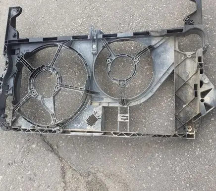 Radiator cooling fan shroud