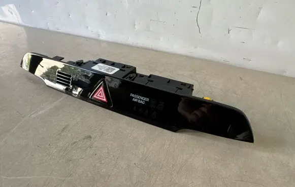 Hyundai Tucson TL Hazard light switch 93700D7800