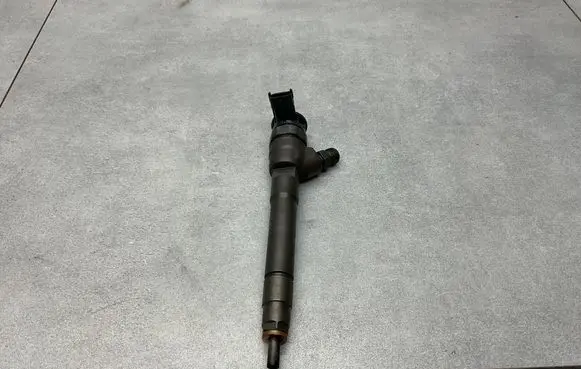 Nissan X-Trail T32 Fuel injector 0445110546