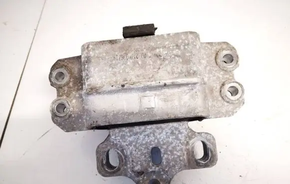 Volkswagen Touran II Engine mount bracket