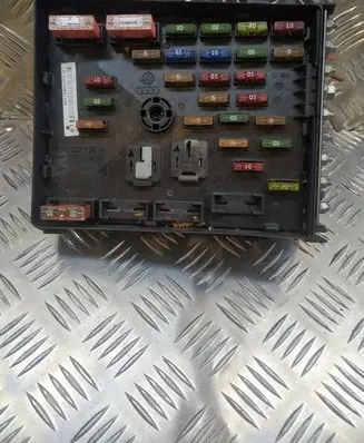 Volkswagen PASSAT B6 Fuse box set 3C0937125