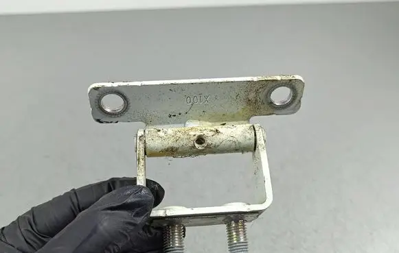 SsangYong Korando Tailgate/trunk/boot hinge
