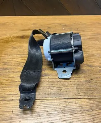 Middle seatbelt (rear)