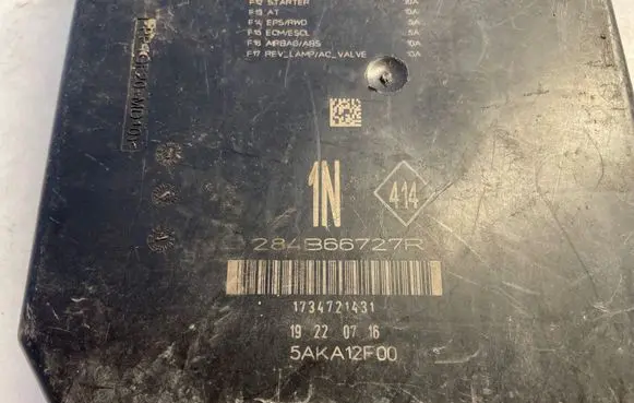 Renault Megane III Fuse module 284B66727R 5AKA12F00 1734721431