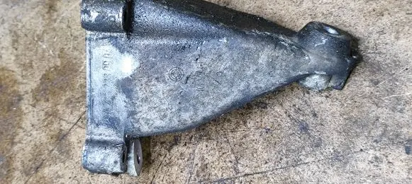 Mercedes-Benz CLK A209 C209 Engine mounting bracket A2712230904