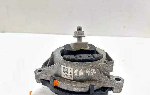 Engine mount bracket