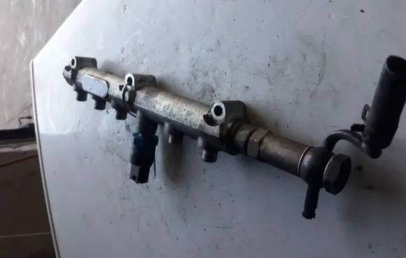 KIA Sorento Fuel distributor 0445214036