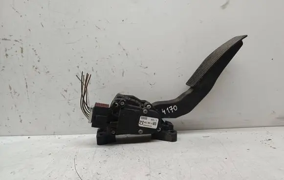 Accelerator throttle pedal