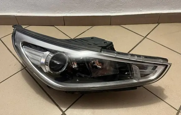 Hyundai i30 Headlight/headlamp 92102-G4020