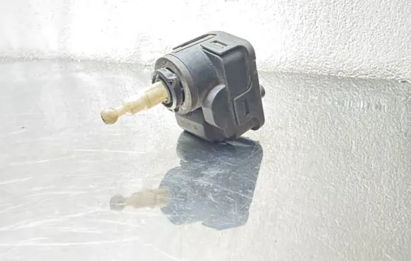 Opel Omega B1 Headlight level adjustment motor 00728230