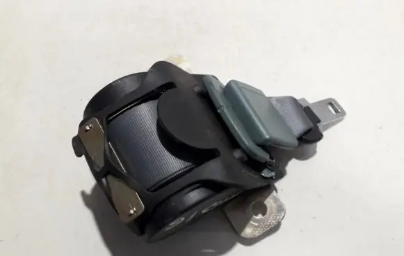 Middle seatbelt (rear)