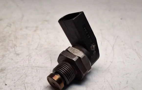 BMW 5 E60 E61 Fuel pressure sensor 0281002497 13537787167