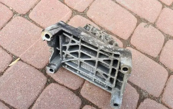 Opel Astra J Engine mounting bracket 55565439