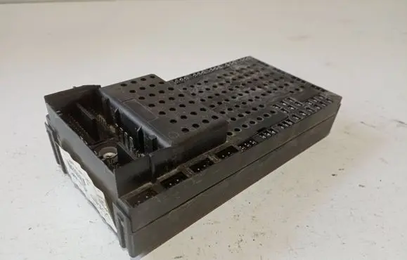 Volvo S70 V70 V70 XC Fuse box set 8645410 8645411 01W045