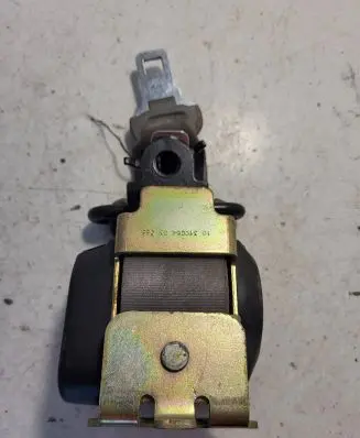 Middle seatbelt (rear)