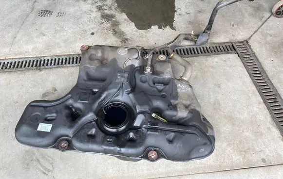Toyota Auris E180 Fuel tank X696795