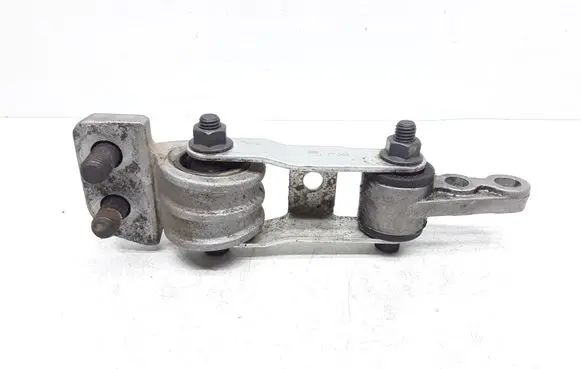 Volvo XC70 Engine mount bracket 