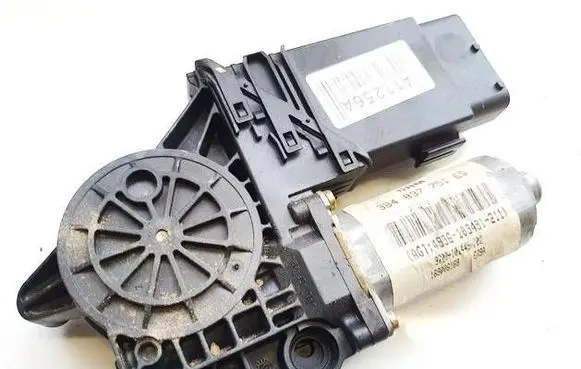 Volkswagen PASSAT B5 Front door window regulator motor 3B4837751EG