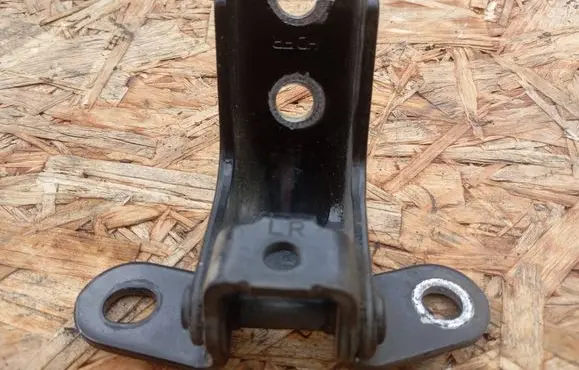 Hyundai i30 Rear door lower hinge
