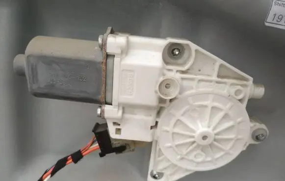 Mercedes-Benz ML W164 Front door window regulator motor 997082102 997082-102