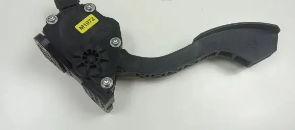 Toyota RAV 4 (XA30) Accelerator throttle pedal 7811042010 M1972