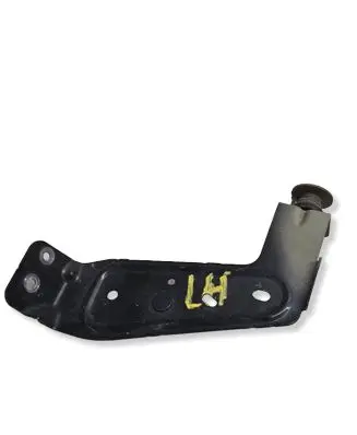 Volvo XC90 Fender mounting bracket 