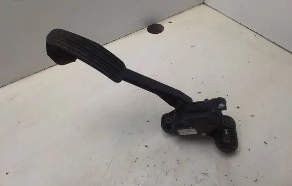 Accelerator throttle pedal