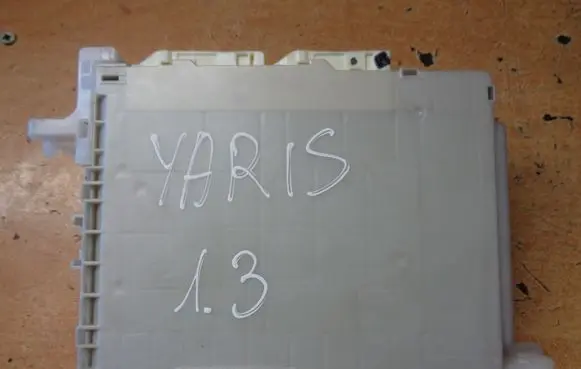 Toyota Yaris Fuse module 892210D110 8273052L70C