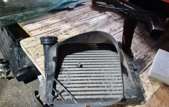 Volkswagen Touareg I Intercooler radiator 7L6145804
