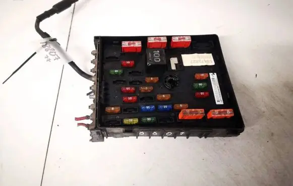 Volkswagen PASSAT B6 Fuse box set 3c0837125
