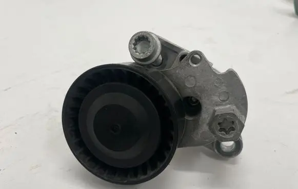 Volkswagen Tiguan Generator/alternator belt tensioner 04E145299L