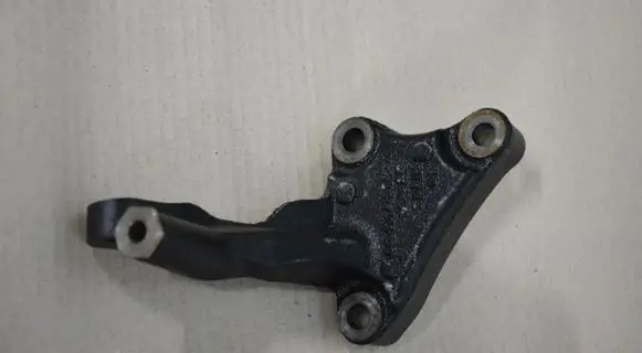 Volkswagen PASSAT CC Engine mount bracket 04L131425D