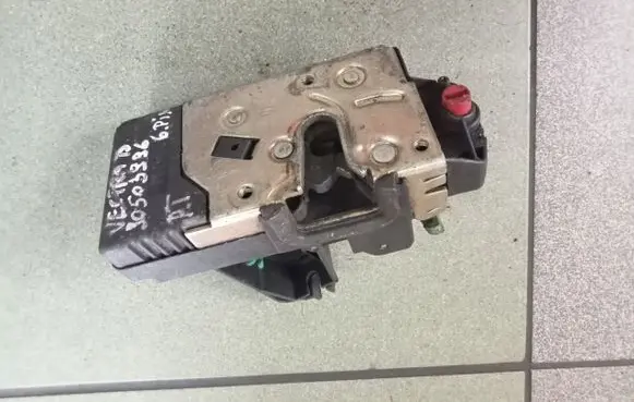 Opel Vectra B Sliding door lock 90503996AM