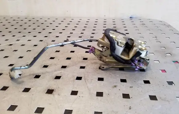 Opel Frontera A Front door lock