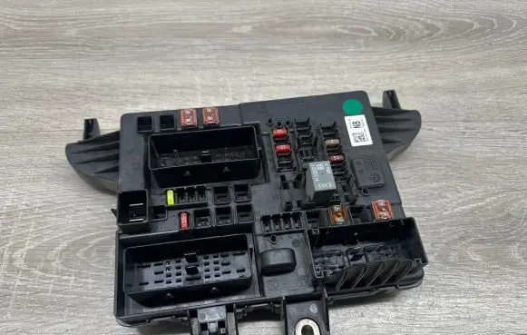 Opel Insignia A Fuse module 13277318 10000016811