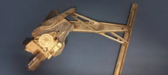 Toyota Corolla E120 E130 Front door window regulator motor 992045100