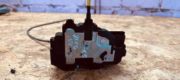 Nissan Note (E11) Rear door lock