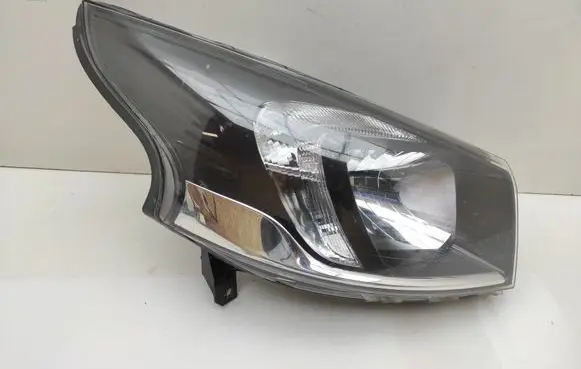 Opel Vivaro Headlight/headlamp 084421185RM 084421185RMN